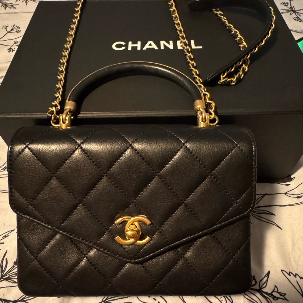 Chanel Black Quilted Shoulder Bag with Gold Chain